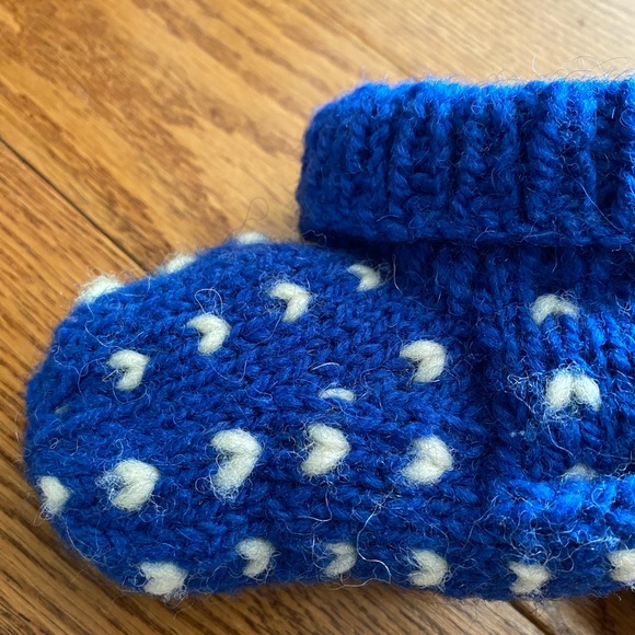 Adorable | heart-shaped | Baby booties | Wool socks - Picture 4 of 6